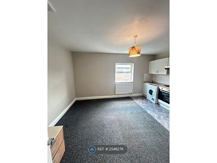 Studio To Rent In High Road, London, N22