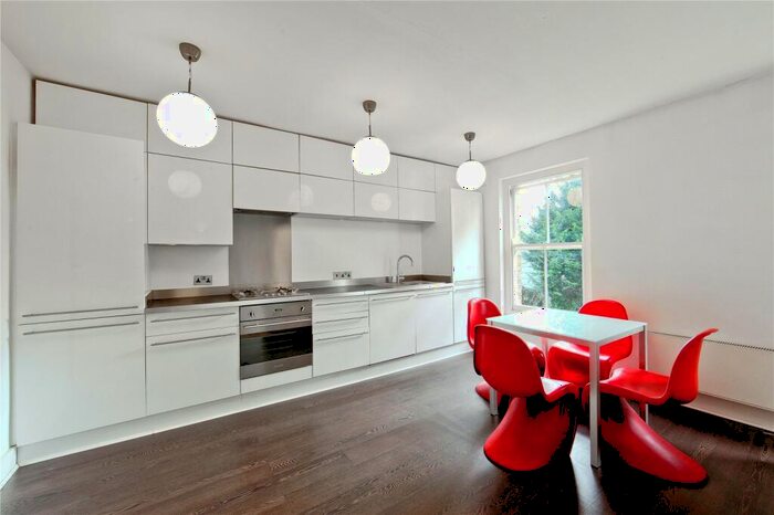 2 Bedroom Apartment To Rent In Richmond Road, Hackney, London, E8