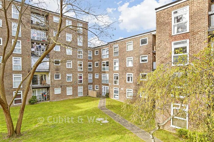1 Bedroom Flat For Sale In Westmoreland Drive, Sutton, Surrey, SM2