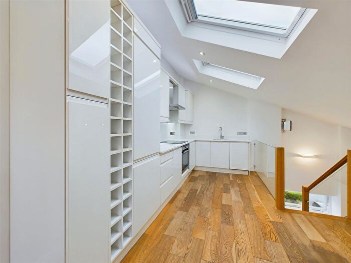 3 Bedroom Flat To Rent In Lower Teddington Road, Hampton Wick, Kingston Upon Thames, KT1