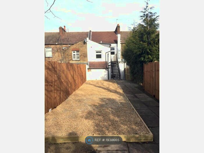 3 Bedroom Flat To Rent In High Street, Wealdstone, Harrow, HA3