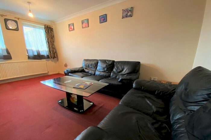 2 Bedroom Flat To Rent In Rochfords Gardens, Slough, SL2
