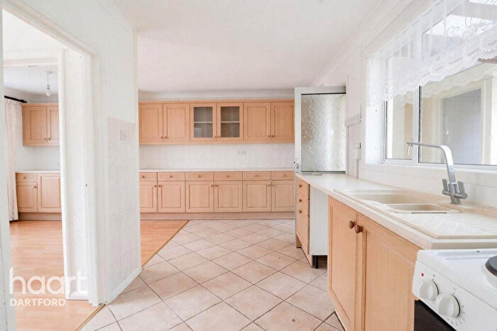 3 Bedroom Semi Detached House For Sale In Valley Drive, Gravesend, DA12