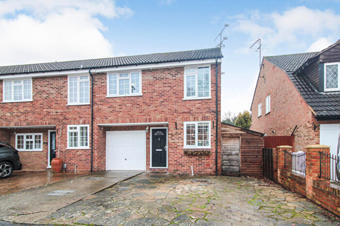 3 Bedroom End Of Terrace House For Sale In Cotswold Close, Farnborough, GU14