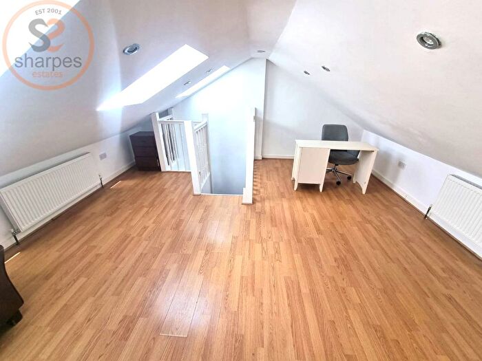 3 Bedroom Flat To Rent In Bournevale Road, London, SW16