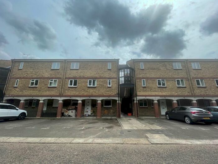2 Bedroom Flat To Rent In Woodstock Crescent, Laindon West, Basildon, SS15