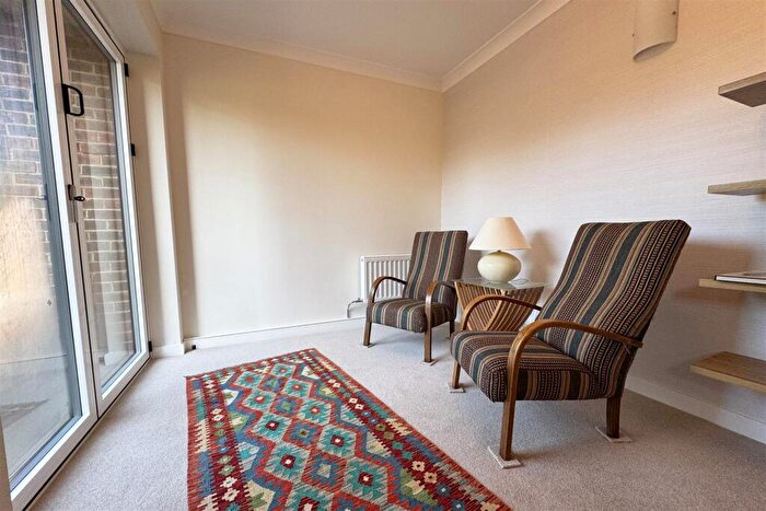 2 Bedroom Flat For Sale In Godalming, GU7