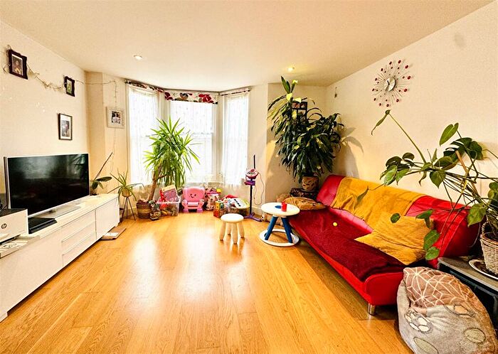 2 Bedroom Flat For Sale In Queens Road, Kingston Upon Thames, KT2