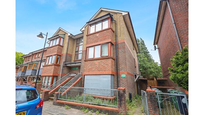 1 Bedroom Flat For Sale In Flat Raleigh Lodge, Greenham Crescent, Chingford, London, E4