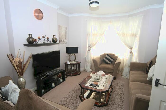 3 Bedroom End Of Terrace House To Rent In Park Avenue, Southall, UB1
