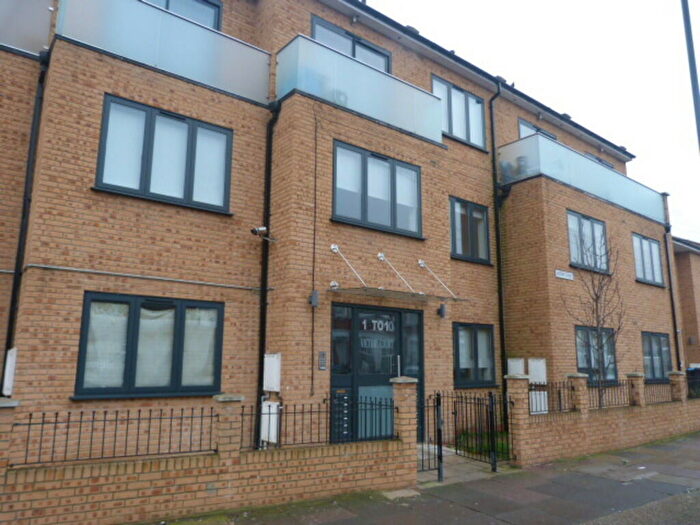 2 Bedroom Flat To Rent In Victory Court, Litchfield Gardens, Willesden, NW10