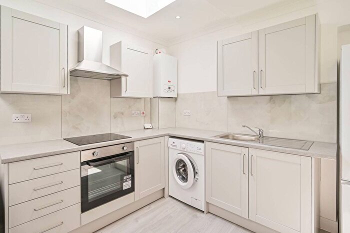 2 Bedroom Flat To Rent In Avenue Road, Southgate, London, N14