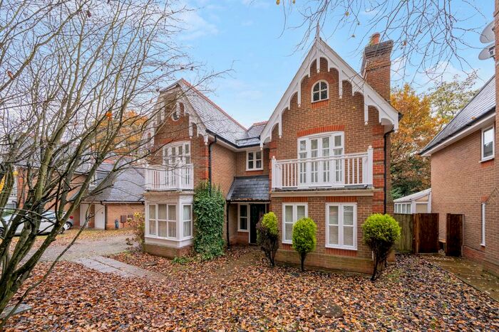 4 Bedroom Detached House To Rent In Devey Close, Kingston Upon Thames, KT2