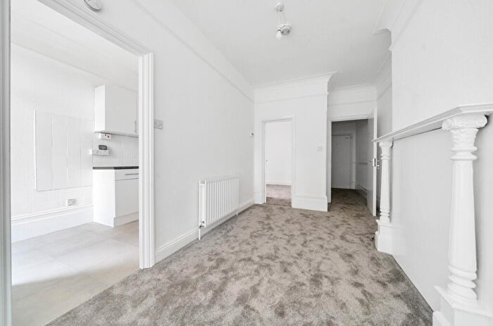 1 Bedroom Apartment For Sale In South Norwood Hill, London, SE25