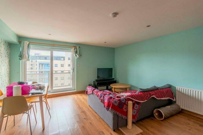 2 Bedroom Flat To Rent In L &#; Hawkhill Close, Edinburgh, EH7