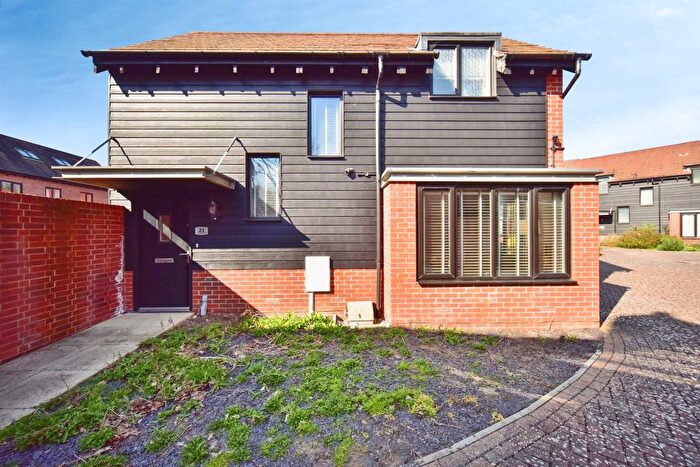 2 Bedroom Detached House For Sale In Teddington Drive, Leybourne, West Malling, ME19