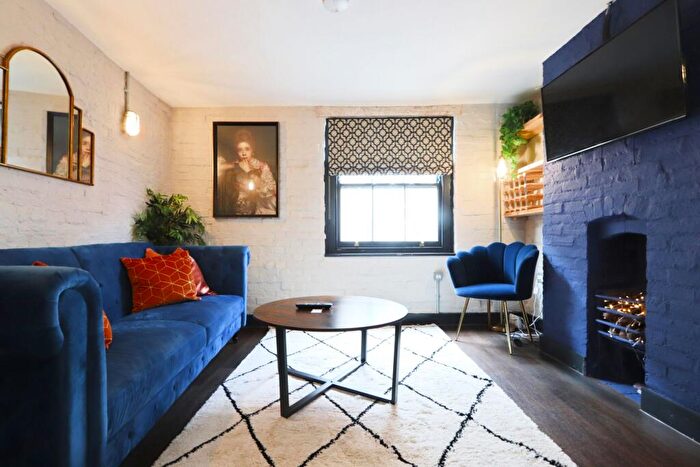 2 Bedroom Maisonette To Rent In Christmas Steps, Bristol, BS1