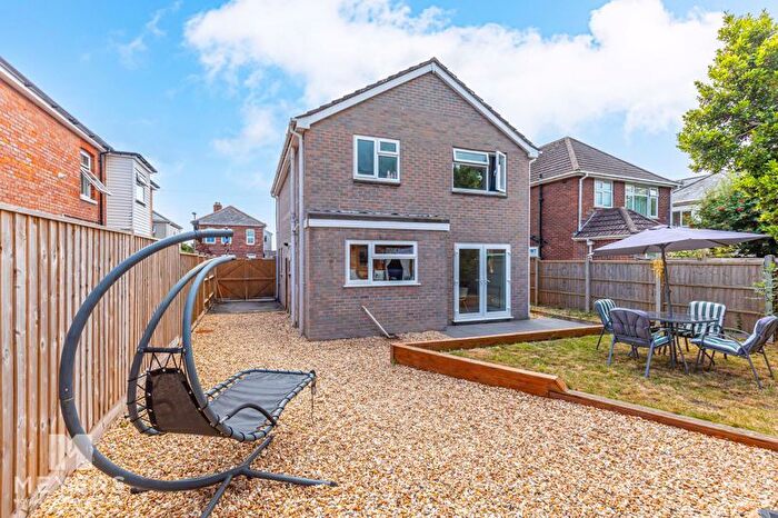 3 Bedroom Detached House For Sale In Queens Road, Stanpit, Christchurch, BH23