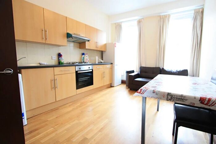 3 Bedroom Flat To Rent In North End Road, London, SW6