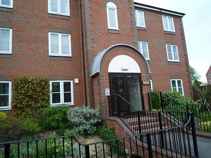 2 Bedroom Flat For Sale In Waterside Court, Alton, GU34