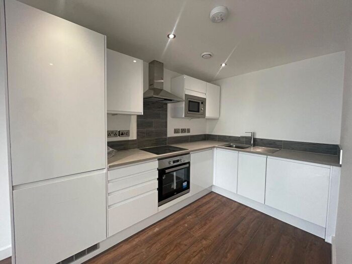 2 Bedroom Flat To Rent In Crossbank Apartments, M7