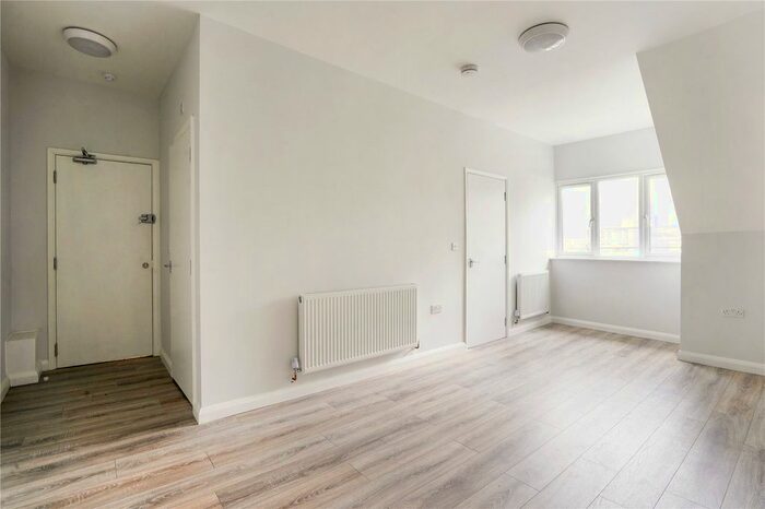 Studio To Rent In Mount View Road, London, N4