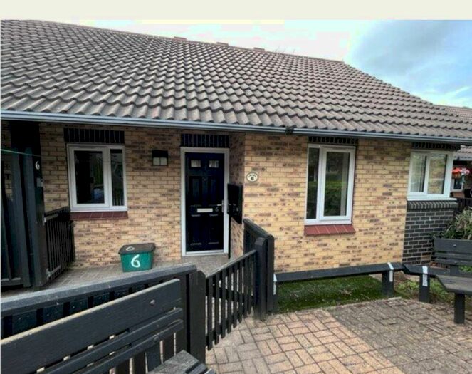 2 Bedroom Bungalow To Rent In Hilltop Gardens, Doncaster, South Yorkshire, DN12
