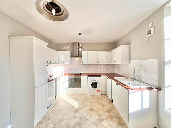 2 Bedroom Flat To Rent In High Street, Brentwood, CM14