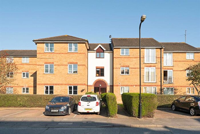 1 Bedroom Apartment For Sale In Beaufort Close, Highams Park, E4