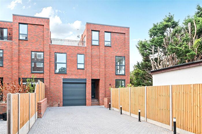 4 Bedroom Terraced House For Sale In Lynwood Close, London, E18