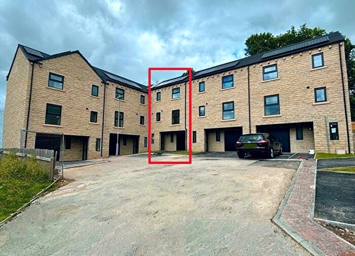 3 Bedroom Town House For Sale In Kinder Close, Thornton, Bradford, BD13