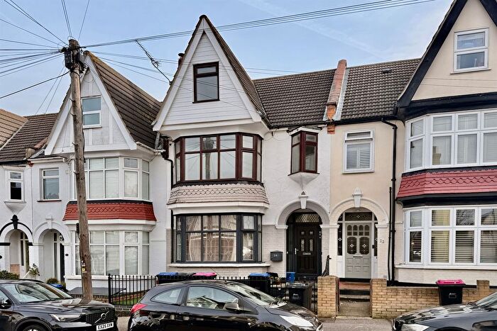 3 Bedroom Flat To Rent In Torquay Drive, Leigh-On-Sea, SS9