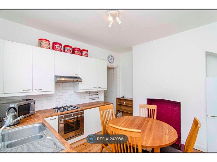 2 Bedroom Flat To Rent In Kilburn Lane, London, W10