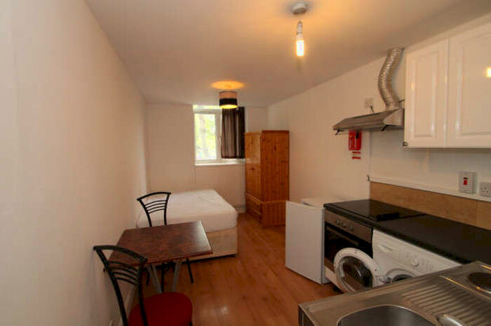 Flat To Rent In Kember Street, Islington, N1