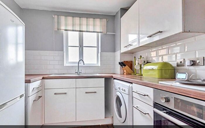 1 Bedroom Flat To Rent In Clarence Close, Barnet, EN4