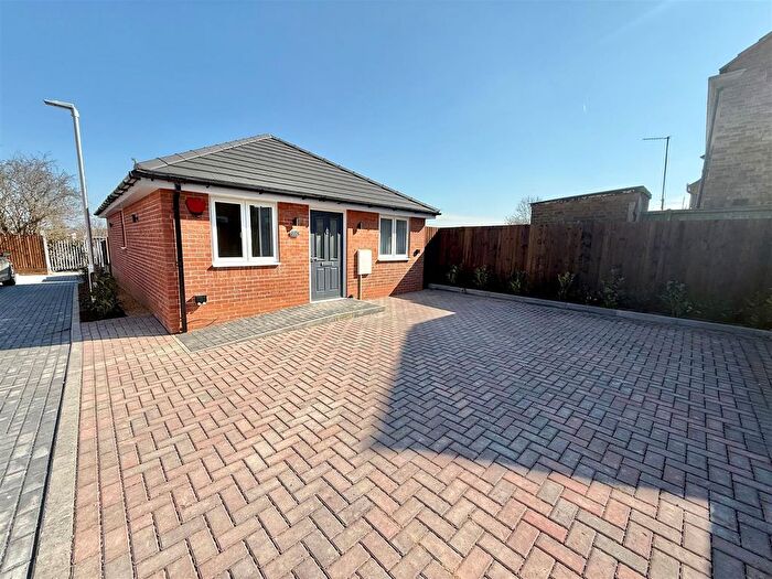 2 Bedroom Detached Bungalow To Rent In Mangrove Road, Luton, LU2