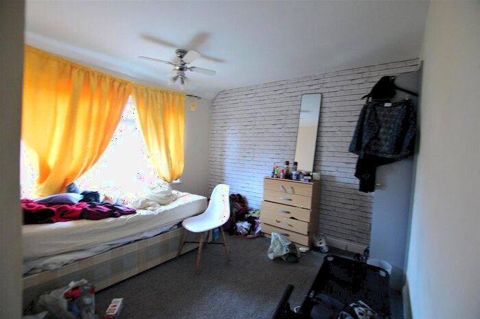 3 Bedroom End Of Terrace House For Sale In Almond Road, Burnham, Slough, SL1
