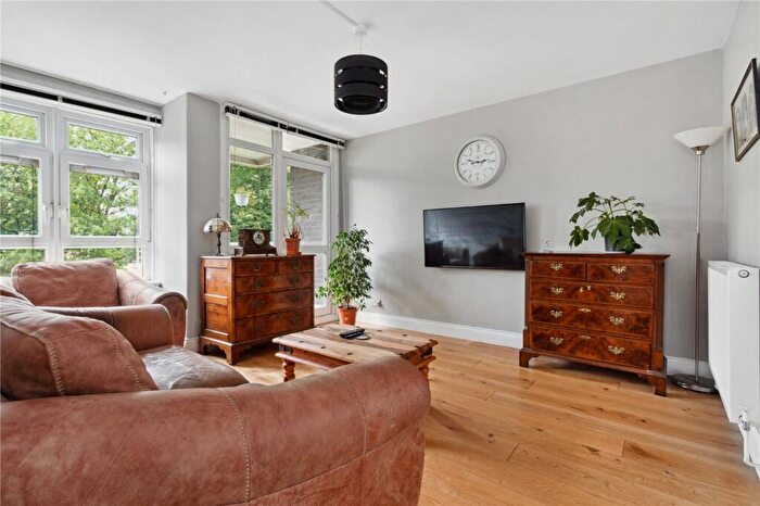 1 Bedroom Apartment For Sale In Kenninghall Road, London, E5