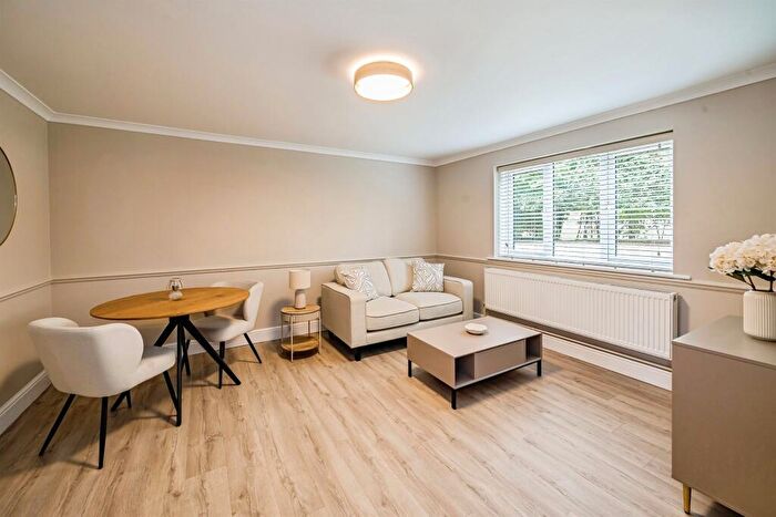 2 Bedroom Flat For Sale In Lowestoft Drive, Slough, SL1