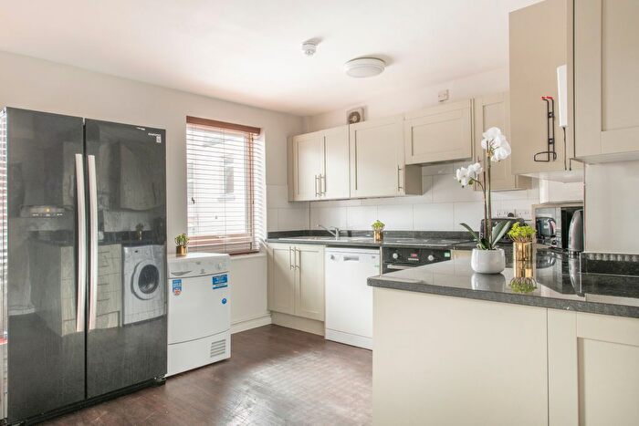 6 Bedroom Flat To Rent In Flat, Rob Roy House, Nottingham, NG7