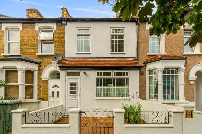 2 Bedroom House To Rent In Sutton Court Road, Plaistow, London, E13