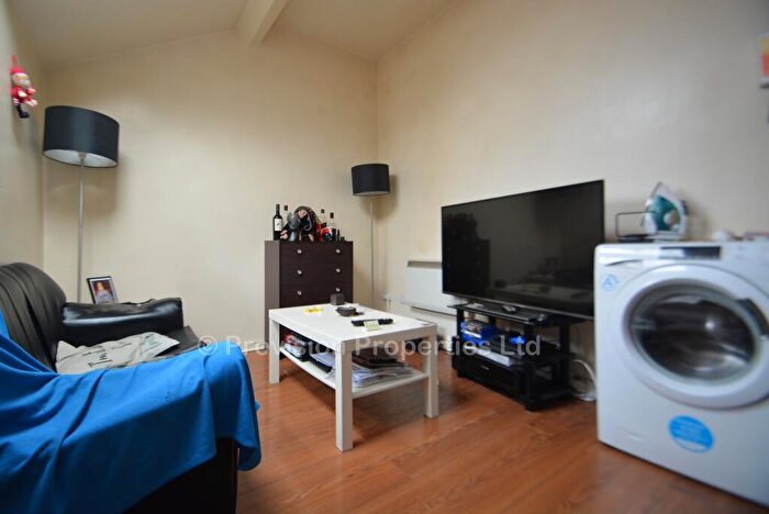 1 Bedroom Flat To Rent In Moorland Avenue, Hyde Park, Leeds, LS6