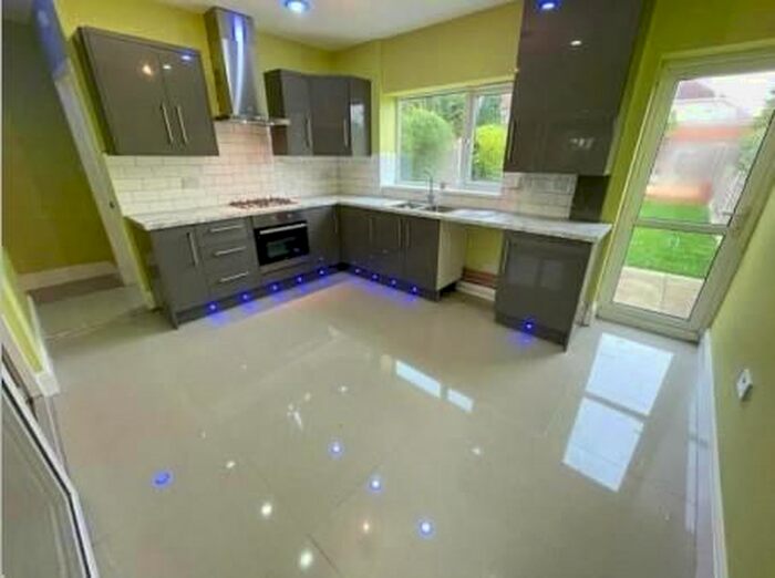 3 Bedroom Semi-Detached House To Rent In Forest Road, Oldbury B68