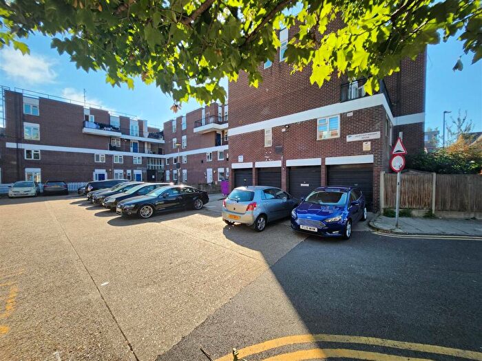 3 Bedroom Flat For Sale In Old Bethnal Green Road, London, E2