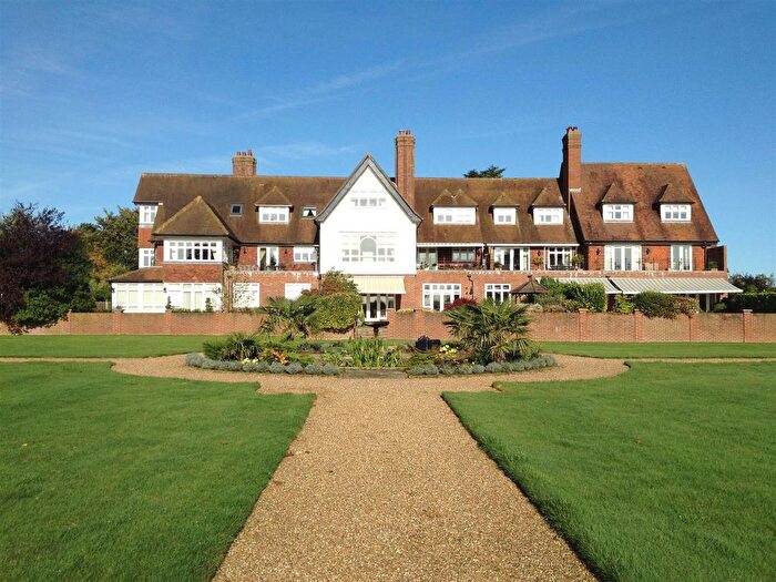 3 Bedroom Flat For Sale In Eyhurst Park. Outwood Lane, Kingswood, KT20