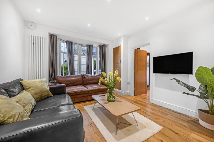 2 Bedroom Flat To Rent In Leyland Road, Canary Wharf, SE12