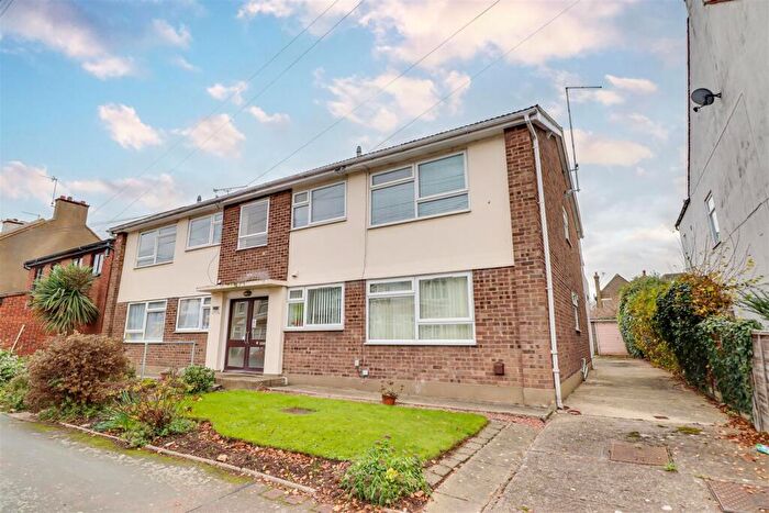 2 Bedroom Flat For Sale In Wellington Avenue, Westcliff-on-Sea, SS0