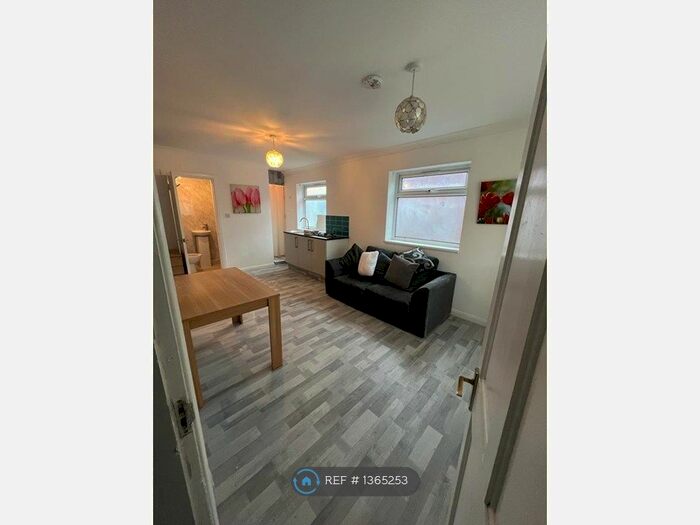 Studio To Rent In The Gardens, Feltham, TW14