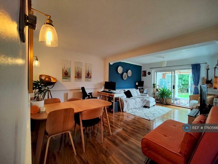 1 Bedroom Maisonette To Rent In Five Acres, London Colney, St. Albans, AL2