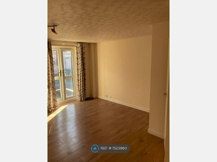 2 Bedroom Flat To Rent In Howard Crescent, Banbury, OX16